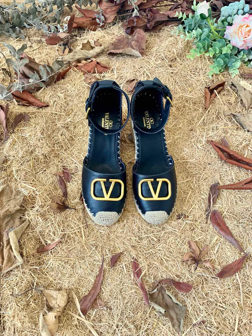 Valentino Garavani A swig of cattle and a strap and a tight-headed sandal. LargeVGold button decorations The ropes are on the slopes and... A twig to adjust the skin belt of the calf. The slopes and the waterproofing stations. Italian manufacture 35-41