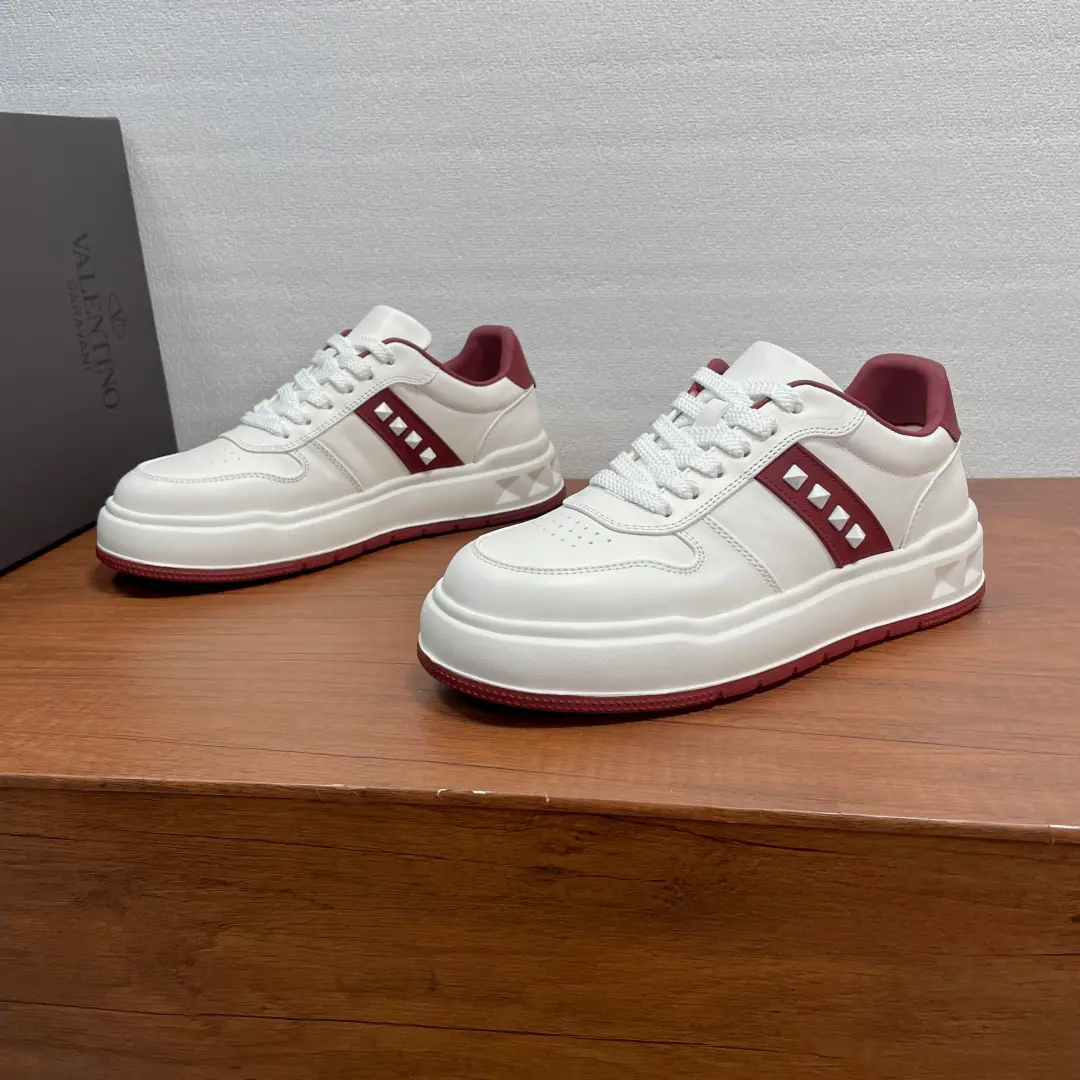 Valentino/Valentino. Men's classic low-end leisure shoes. This sneakers are made of soft cow skin., The skin is soft and delicate., Shoe tongue and back heel of leather decorations, ♪ The two sides of the wall ♪4The details of a marker rink., Shoe head punches., New Fashion, I'm comfortable with air., In the fabric., With a plaque., Light rubber, large base., Slipperproof., The feet are light and comfortable., Fashion and fashion., Full package！ Codes: 39-40-41-42-43-44（38/45You're not going to be able to buy back.）
