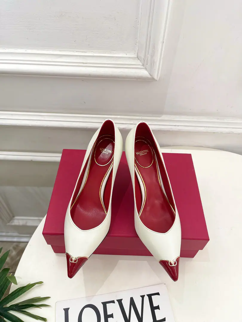 Valentino Valentino. 26𝐬𝐬 2026Autumn and winter brand new. Small MetalVSlips, heels. New☑️ Valentino Garavani It's a classic.“Roman Stud”The series was launched in a completely new interpretation.！The latest gold.VDetonation elements A full sense of excellence. ！BSFashion is a blast.～ Shoe.: Original custom-made cow skin Uchi.: Imports of sheep's skin Otsumi!: Italy is a big-ass country. He's tall.: 8.5cm Codes: 35-39（40.41I'll make sure I don't change it.） Plant prices Numbering: 2608045