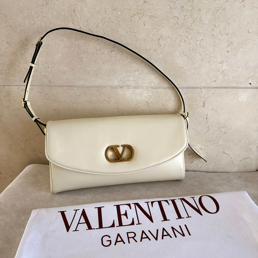 Batch. New🍃VALENTINO GARAVANI DEVAIN Little sheep leather shoulder handbag., MetalVLOGO SIGNATUREDetails. This bag can be carried with your hand or shoulder.. The old effect treatment parts for the old brass. -Details and adjustable handlers of the cowy leather The old effect is a repeat brass.VLOGOMagnetic button opening -In the leather line., A pocket of internals. Dimensions: Kuan23.5XHigh12XDeep3centimetres Model: 0148