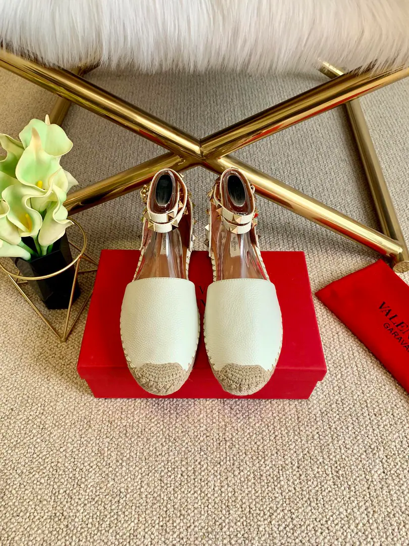【VALENTINO】Valentino.2021The new one is in the Paris counter in the morning and autumn.# The middle-air liner's shoes.😈😈The world's fashion., Every brand has a similar one.🙅🙅But it's making many fairies compete for consumption., It's one of his own.LOGOThe nail elements are perfect.💯💯Attention.⚠️The most important thing is that it doesn't pick feet.[Tooth.], No foot picks.…[- You're so proud of yourself.]Shoe.: Import of sheep skin. Uchi.: Lamb skin., Otsumi!: Original1Bing1Unique open code number: 35-42.