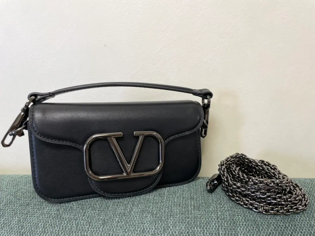 Batch. Valentino Garavani MINILOCCow-skin handbag., MetalVLogo SignatureDetails With undreatable lifters and undrewable slide chains, ♪ And I can't bear ♪, Slash or handheld The old effect treatment parts for the old brass. Magnetic button opening Model▪️1133S Dimensions: 20x 11x5cm