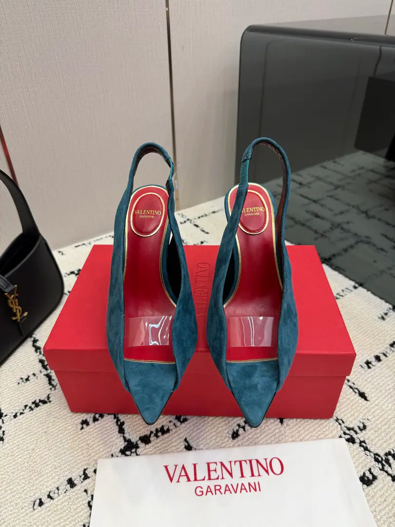 🖤ValentinoValentino, Pico heels., The stuff on the fuzzy is so qualitative., Red lined to the eye., Brand recognition.✨. Pointhead+Xiao Gao and design, Nice and long legs., The air is better with the back seat belt., And I wear them in summer too.OK！It's not about dress and suit., You can easily manage a formal or a fashion situation., Comfortable and fashionable., The gas is full.� SIZE:35-39（40, 41, 42, 43Sold）