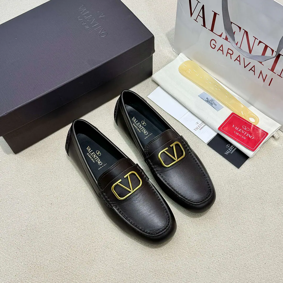Minoru. 【VALENTINO】Valentino is a big fan of beans shoes., The network is open., The O.S.A. designed a simple, high-end atmosphere., Quality is trustworthy., Original plant configuration, Italian imports of cow flour, All imported water- dyeed cattle stubs., Shoes under the sole.: The original factory is super comfortable with the original base., The original factory and the single.🙏The upper feet are so cozy., Tide Man Customized, The first of the driving series., Codes: 38-45（46Do it.）