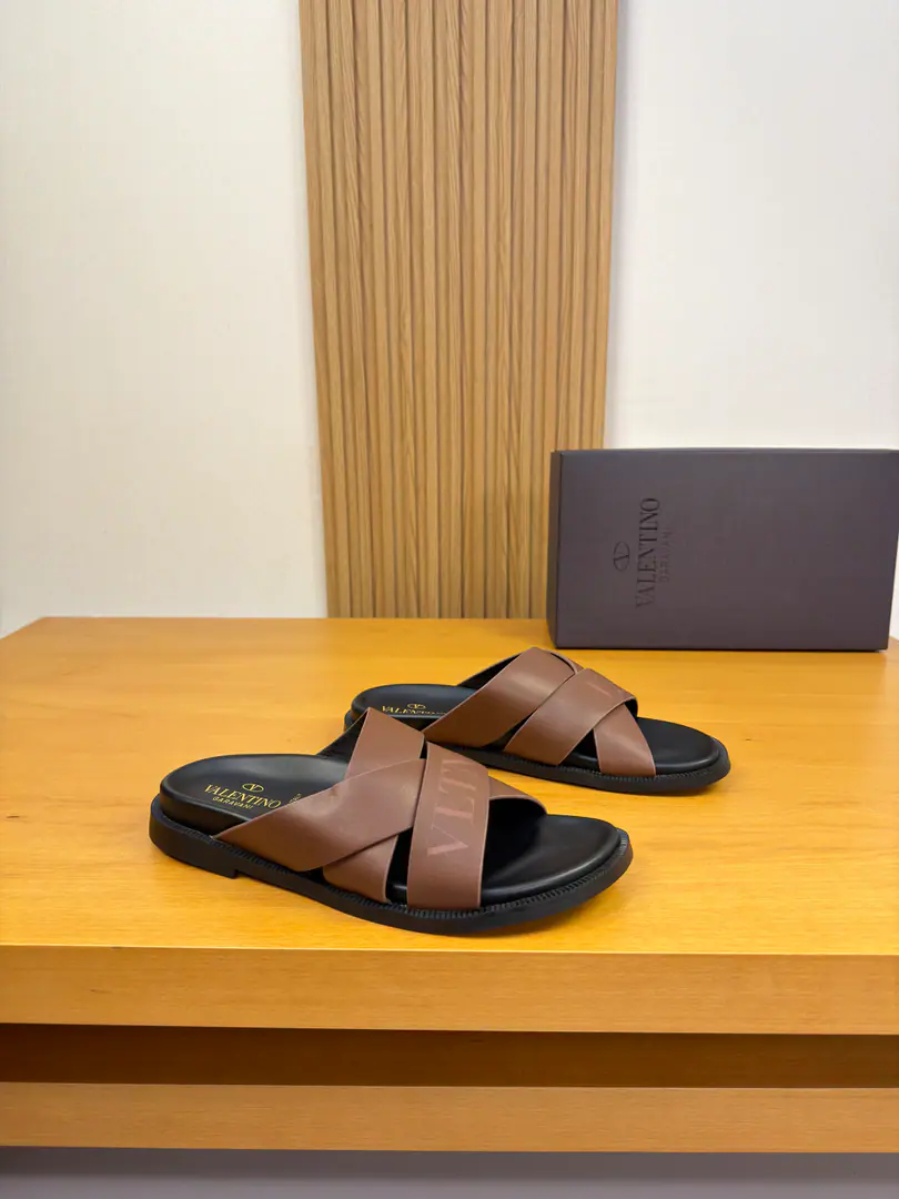 【VALENTION】Valentino. High-end quality Original List·- Rhythm slippers. Shoe.: 🔝Napa Skin., Brand metal buttons Uchi.: Environmental cattle skin Otsumi!: It's so light.TPUWater table·Rubber. Combination to the base Super-high-quality control.·- I'm doing a little work.: Highlight(High-end·- How expensive.·Slot) Size: 39-44（38, 45, 46, Make a reservation.)·VL3258
