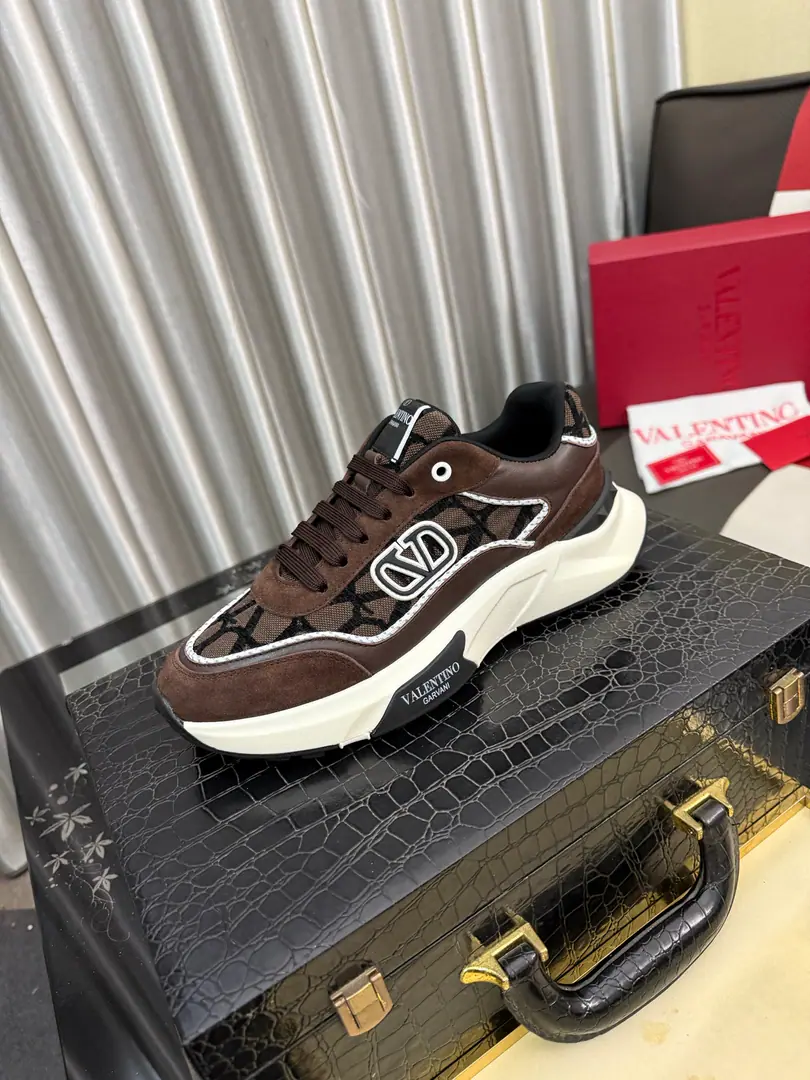 Get out of the factory.⌚️⌚️ VALENTINO Valentino.2025ssSpring and summer, and a recreational shoe., Importing ballistics shoes➕The back of the back is the wallon's. The whole is very representative., Group Bottom The upper foot is really nice and comfortable.～, Classic comforts.！ Size: 38- ️⃣Colour Optional