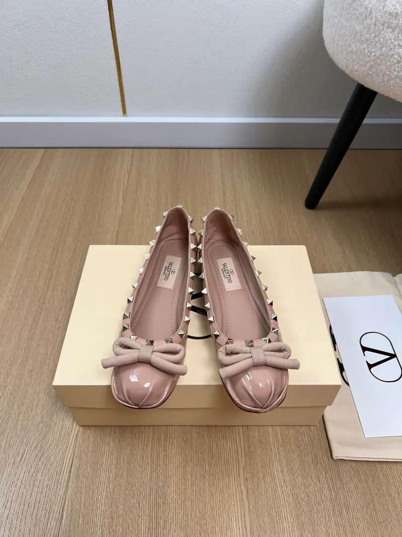 🍸Valentino Valentino. | 2026ˢˢ VHome.2026Spring and summer brand new. The latest line of the cane-torch-tied ballet shoes.〰 Ta-stys are hot.！One of the perfect myths. It's not too tired to wear a good suit., Deep-end design combinations highlight brand-specific design styles. Luxury fashion. Very recognizable. A fine round head. The sideline is perfect. A woman of honor., I'm feeling a lot of feet.💯Summer really takes a hundred shoes., It's a good match., It's nice to be comfortable with the high-level., With all kinds of pants., The tide's out. It's so beautiful.🔥 The water drills are designed to blend perfectly with the stylish and elegantly seamless pleasures of a change., Put it on and dance with a good choreograph.🦋 ♺Shoe.: Import paints ♺Uchi.: Lamb skin. ♺Foot.: Lamb skin. ♺Otsumi!: Italian imports are so thick. ♺He's tall.: Floor ♺Codes: 35-39（40.41.42Custom） ♺Plant price