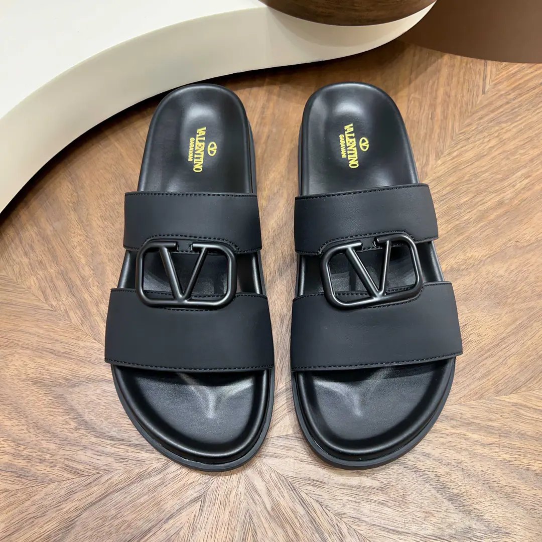 【VALENTINO】 Size: Men39--44（38.45.46Do it.） 2026Spring cabinet is synchronized with Valentino's nail slippers. Material: Quality leather shoes.+Brand-stamping process+Slip and grind the bottom. Design bright spots: Double-stringable design, Brand-only tattoo., I'm comfortable with air., I'm a little bit of a slob.～