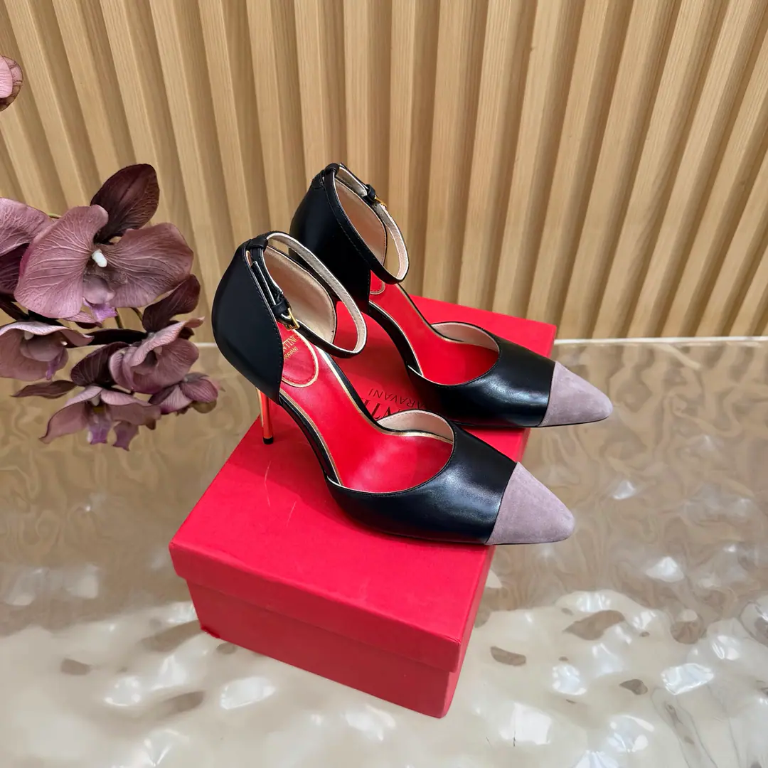 Valentino High heels💗Loved sandals. A beautiful quality.⚠️ It's a great match., Wear it any season.💜 Valentino is a new fashion charm. To continue the super high and design., I'm a big fan of the world's famous fans. The million fans are showing their love., Best sales at sea and abroad The domestics are out., Top Version Candy color., Every color is beautiful. Shoe.: Bullskins. Uchi.: Import of sheep skin Shoes under the sole.: That's a big one. He's tall.: 10cm Packaging: Full original package Codes: 36One.42Code（40, 41, 42I'm not gonna change.）