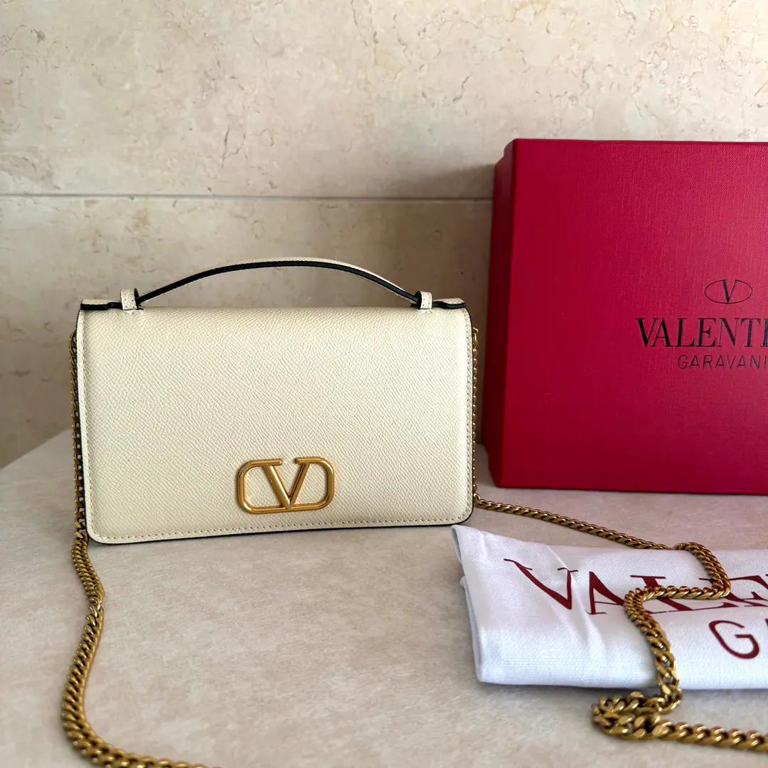 Batch. 👛Valentino Garavani VRINGI'm gonna make a fortune. WOCThe palms of the oxen are made of fine skin., Wake up to the goal.VWordLOGOGold button., But the handy., The chain can be broken., The cap is equipped with an intruded button., Built multilayer, Internal Tags. Paragraph: 2068 Dimensions: 19*4*10.5cm
