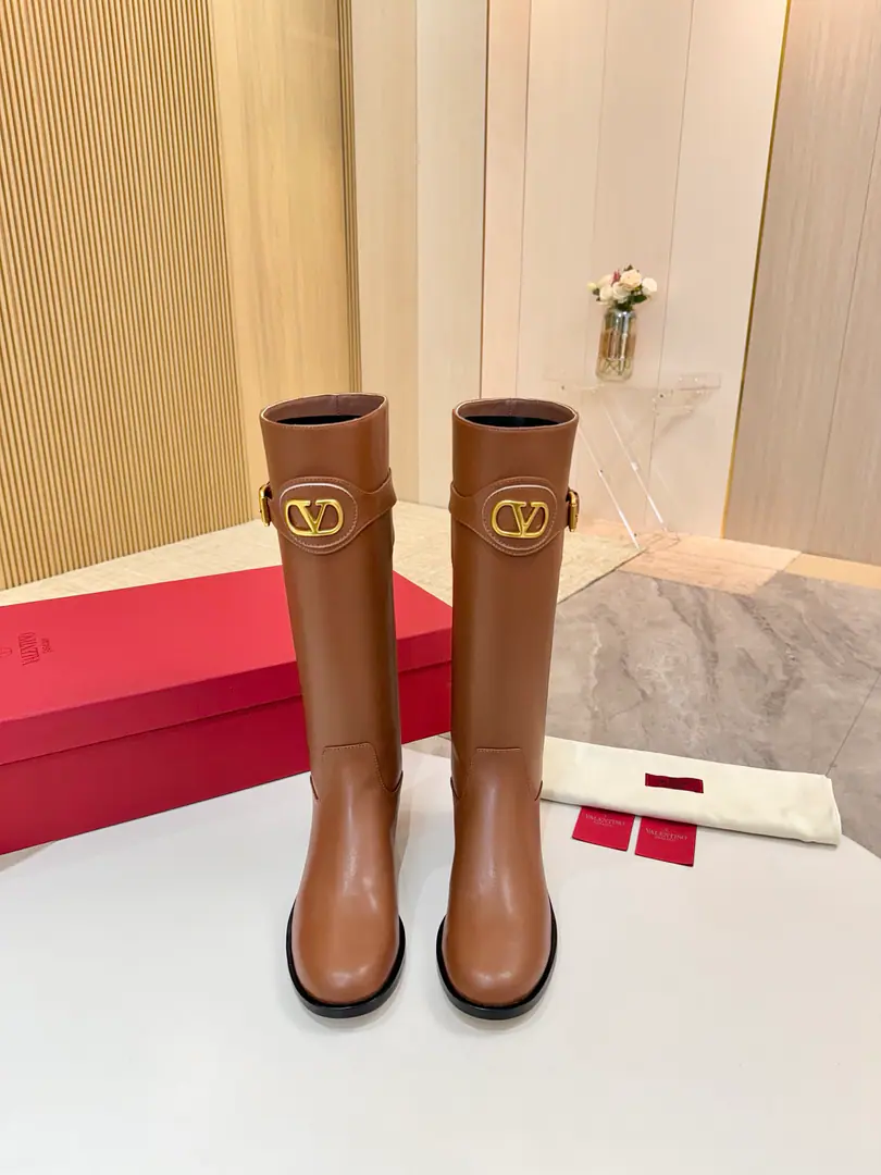 The top is a very big-ass factory. ValentinoValentine's cabinet is the latest.💫 Top Version👏🏻The most powerful man in history. Welcome to the Italian import base., It's comfortable.🔸It's the same as the counter., 🌸Extrudity., 🔸 Fabulous. Bullskins. Uchi. In the cow's skin. ➕Skins and feet. He's tall. 3cm Standard Code34-42 （34-41-42Do it. No re-election.） High Packaging