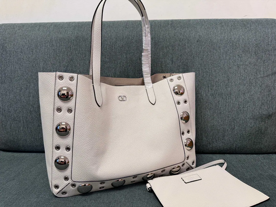 Batch. White stint. VALENTINO 🍃Valentino.GARAVANI NELLCÔTE Medium-sized cow-featuring shopping bags. Totbag., ♪ With a spherical nail and a circle, empty decorations ♪. This bag is for you., And by the hand of the hand, it's comfortable.. Pumping, metal fittings Minor metal VLOGO SIGNATURE Details -Inside, you can take out your bags. Dimensions:Kuan40XHigh30XDeep13centimetres Model: 3177
