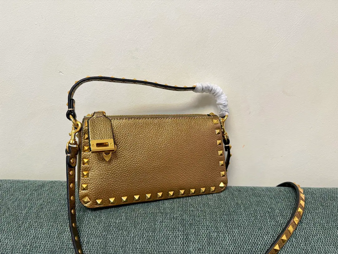 Batch. VTNew little handbag. Model: 5500 Dimensions: 19x13x7cm Valentino Garavani Rockstud A small, small, small, small, slanted, little cattle.,The iconic hook-tocking design has been re-explored., The treatment of the nails and the fittings for the metallic process to stop the zipper pulls.: Zipper and hook-buttonable., Dismantled shoulder belts.