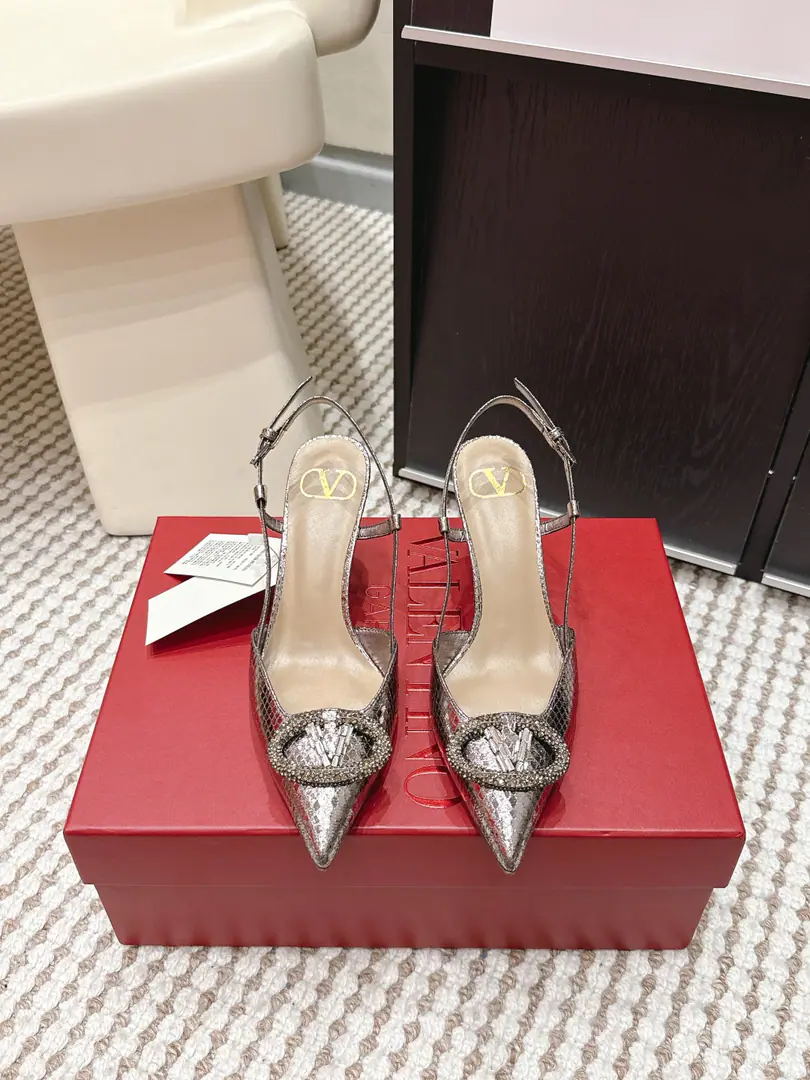 Requisition level Valentino2026Spring and summer series of paint drillsVLOGOHigh heels. Shoes. Pointy and design., A colored shoe.+Crystal dotting, blingblingSuper-smelling gold.VLOGOMetal button, It's full of brands., 8cmLined with tall legs., Nice and stylish.. Back tripod design, You're wearing it more securely., It's for dinner., Party and other official occasions., And I can add points to the daily dress., It's a practical and luxurious fashion stand.! Size: 35-40（41.42.43Make a reservation.）