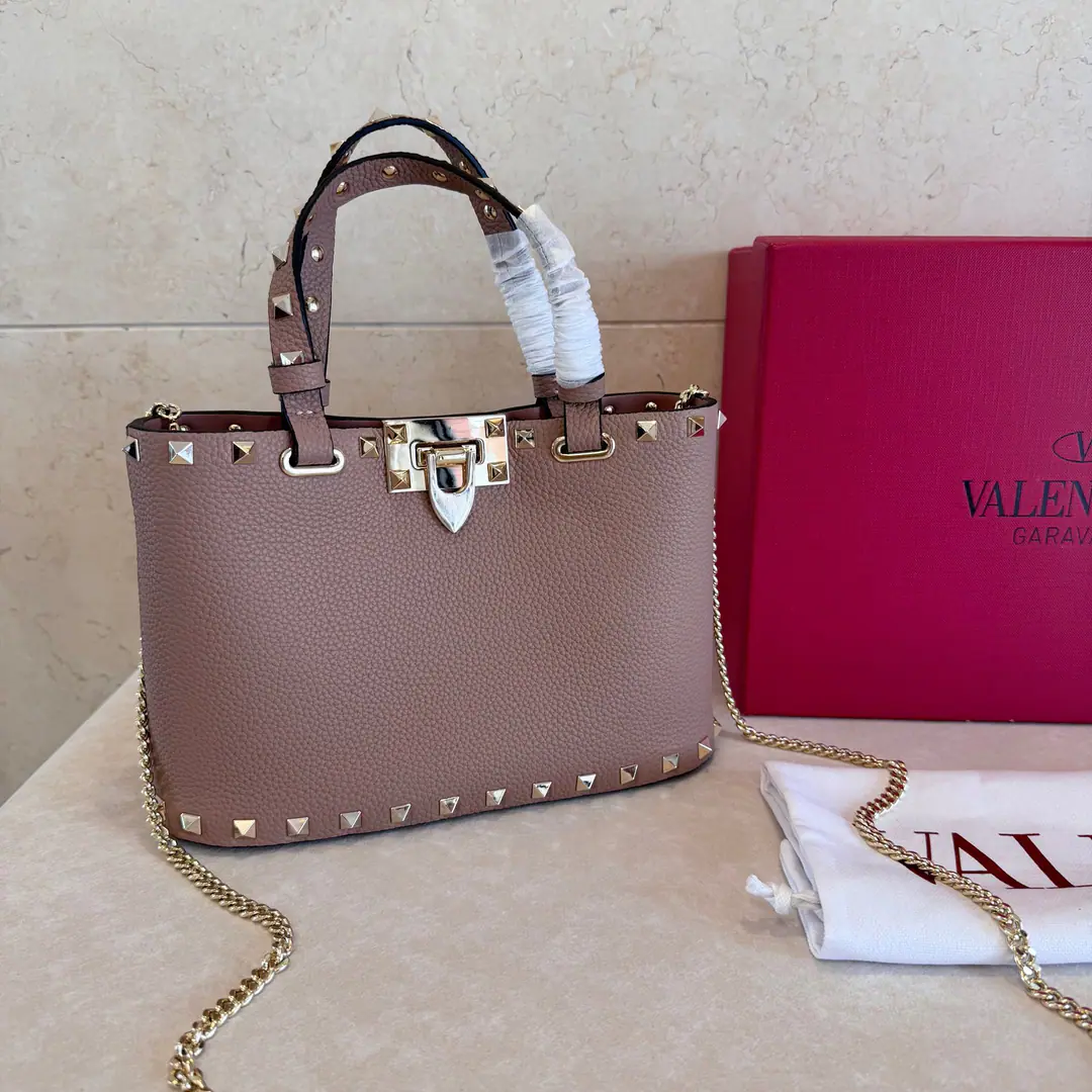 Small. SmallVTNew little handbag. Valentino Garavani Rockstud A small, small, small, small, slanted, little cattle.,The iconic hook-tocking design has been re-explored., The treatment of the nails and the fittings for the metallic process to stop the zipper pulls.: Zipper and hook-buttonable., Dismantled shoulder belts. Model: 8001 Dimensions: 23x15.5x6cm