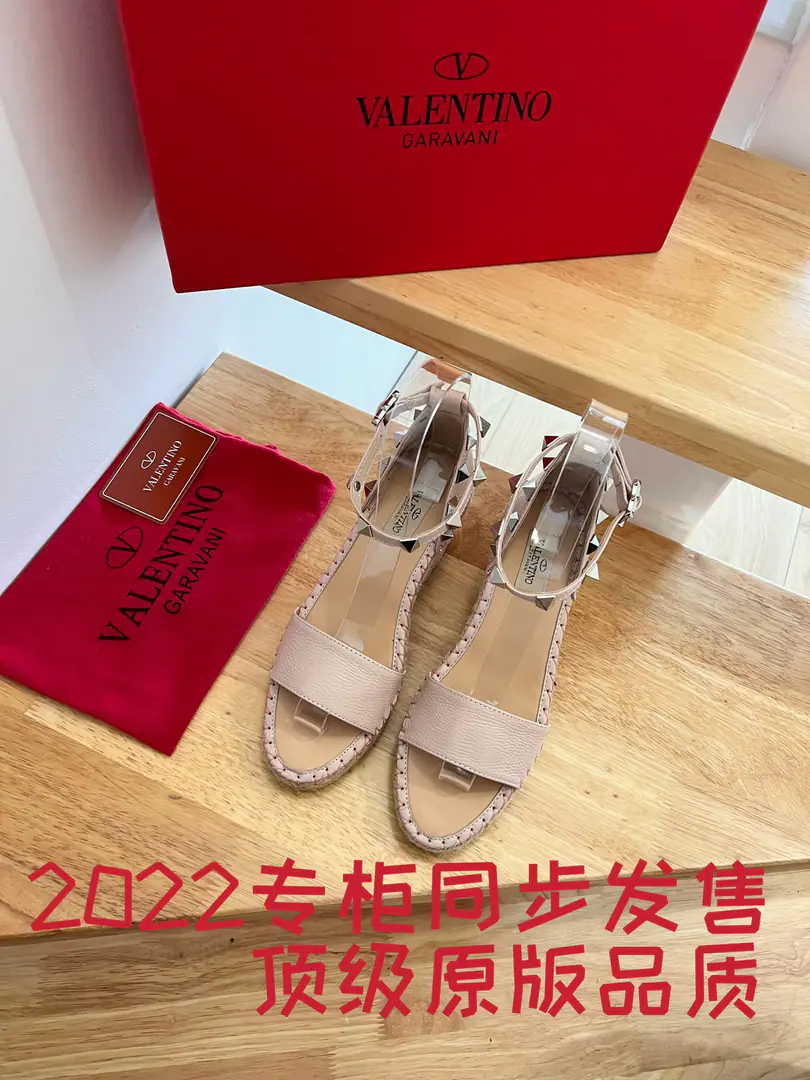 Valentino Garavani Skins of oxen and heel and sandals. Metal-effect process processing nail decoration Special comb-and-coated lined up the slopes and... A twig to adjust the skin belt of the calf. The slopes and the waterproofing stations. Italian manufacture 35-41