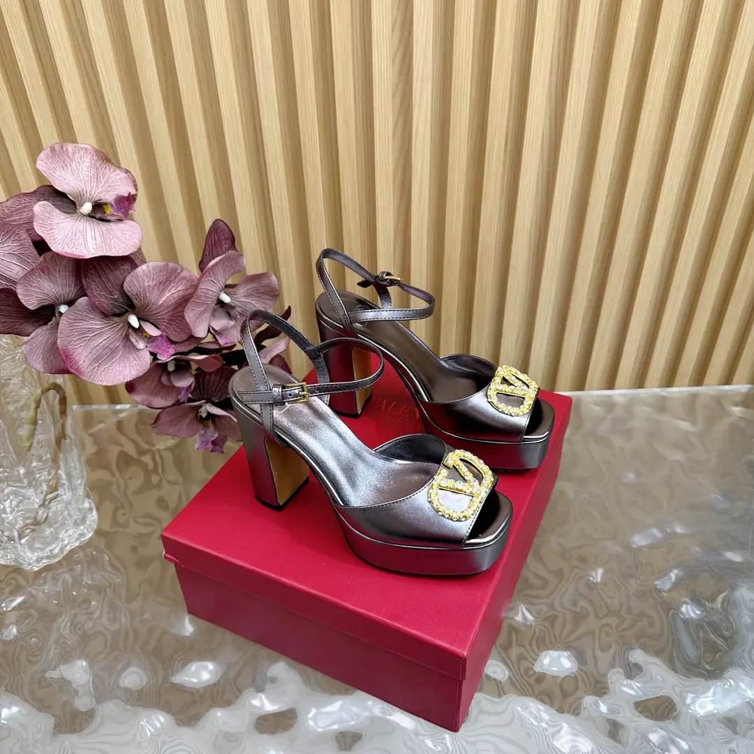 ValentinWarren Tianlian Classic.VHe hates the high heels of the water station.❤️The classic big one.VButton Design Match It shows the way the brand has its own design style. Luxury fashion. Very recognizable. A fine round head. Sidelines are perfect. It's a very pure smell. Little Nob. A woman of honor.‼️ The shoe face is imported into the cow skin. There's a mix of sheep skins inside. Original Open-Fixed Metal Bumper Italian imports of cattle and skin Codes: 35-39（40/41/42Custom）
