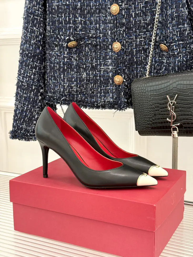 Plant price Valentino/Valentino.26WFNew Spill-head heels. The sharp line is a fine contour of the foot. SmallVGold tags for the shoes. Ratio of length length to length ♪ High and smooth every step of grace ♪ Classic red bottom recognition. It's easy to get a teleport. The naked and the black are cool. The upper foot is to be lifted immediately. You're not tired of walking. The fratricidal romance is hidden in detail. Summer shoe cabinets must be treasured. It's a lot of styles and styles. I'm not sure how much I'm gonna get. The classics that never regret starting. Details show the heart of the brand. It's easy to create a sense of excellence that doesn't take much effort. The price of the treasured shoes. I'm gonna be a little more elegant than I thought. The upper foot is white and thin. It's a match for both work and date. Quality and face The Warrens must be a fine one.！ Facework customized leather with original The inside feet are all sheep's skin. He's tall.: 8cm Italian imports are so thick. size: 35-39（40/41Custom） Numbering: 97320260808