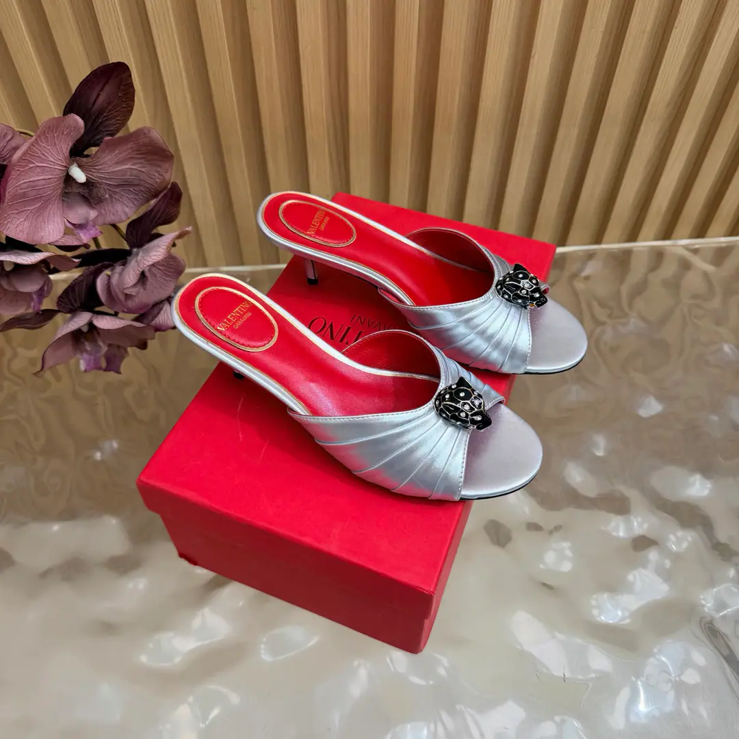 Valentino High heels💗Loved sandals. A beautiful quality.⚠️ It's a great match., Wear it any season.💜 Valentino is a new fashion charm. To continue the super high and design., I'm a big fan of the world's famous fans. The million fans are showing their love., Best sales at sea and abroad The domestics are out., Top Version Candy color., Every color is beautiful. Shoe.: Bullskins. Uchi.: Import of sheep skin Shoes under the sole.: That's a big one. He's tall.: 5cm Packaging: Full original package Codes: 36One.42Code（40, 41, 42I'm not gonna change.）
