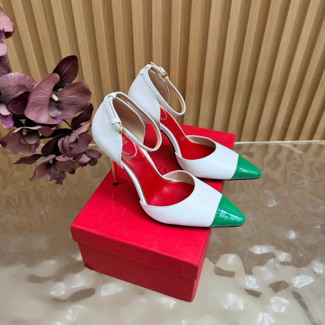 Valentino High heels💗Loved sandals. A beautiful quality.⚠️ It's a great match., Wear it any season.💜 Valentino is a new fashion charm. To continue the super high and design., I'm a big fan of the world's famous fans. The million fans are showing their love., Best sales at sea and abroad The domestics are out., Top Version Candy color., Every color is beautiful. Shoe.: Bullskins. Uchi.: Import of sheep skin Shoes under the sole.: That's a big one. He's tall.: 10cm Packaging: Full original package Codes: 36One.42Code（40, 41, 42I'm not gonna change.）