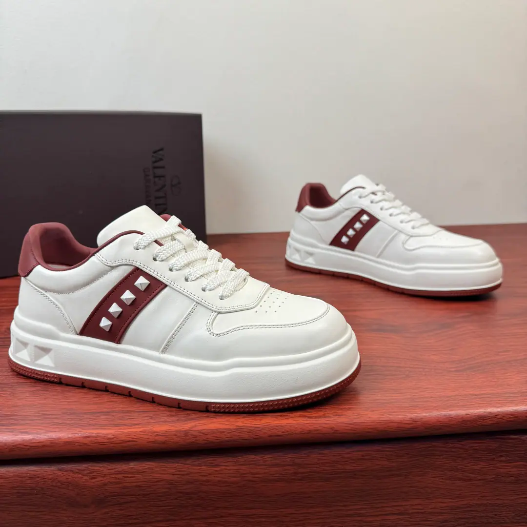Valentino/Valentino. ONE STUD XLMales leather sneakers！ A light-flag, pristine, pristine-plated shoe., A man with a high quality just needs money.✨ This Valentino has a thick, white shoe., Welding high-level senses to your feet.！The shoe face is made from top-of-the-skin., It's a little thin., ♪ Soft touch ♪, I'm gonna get a good sense of quality on my foot.. Marked nail decoration+Collapse strip design, I'm not sure if I can get a full recognition., Low profile and expensive.. Shoes are classic, thick, pineapple., I'm getting more invisible.3-4cm, Just perfect your legs., High and not heavy., No foot, no foot.. Rubber floor skating and grinding, The shock bounce., I'm not tired of walking.. It's clean and clean., Brown Scrabble is a bit advanced., Fit for commuting, Leisure, Out of the street., With jeans., You're so cute in your pants., A hundred-dollar cut-off in a man's shoe cabinet.！ Size: 39-40-41-42-43-44Skins size.（Customable38.45.46） The cargo.: 3683-6 White red