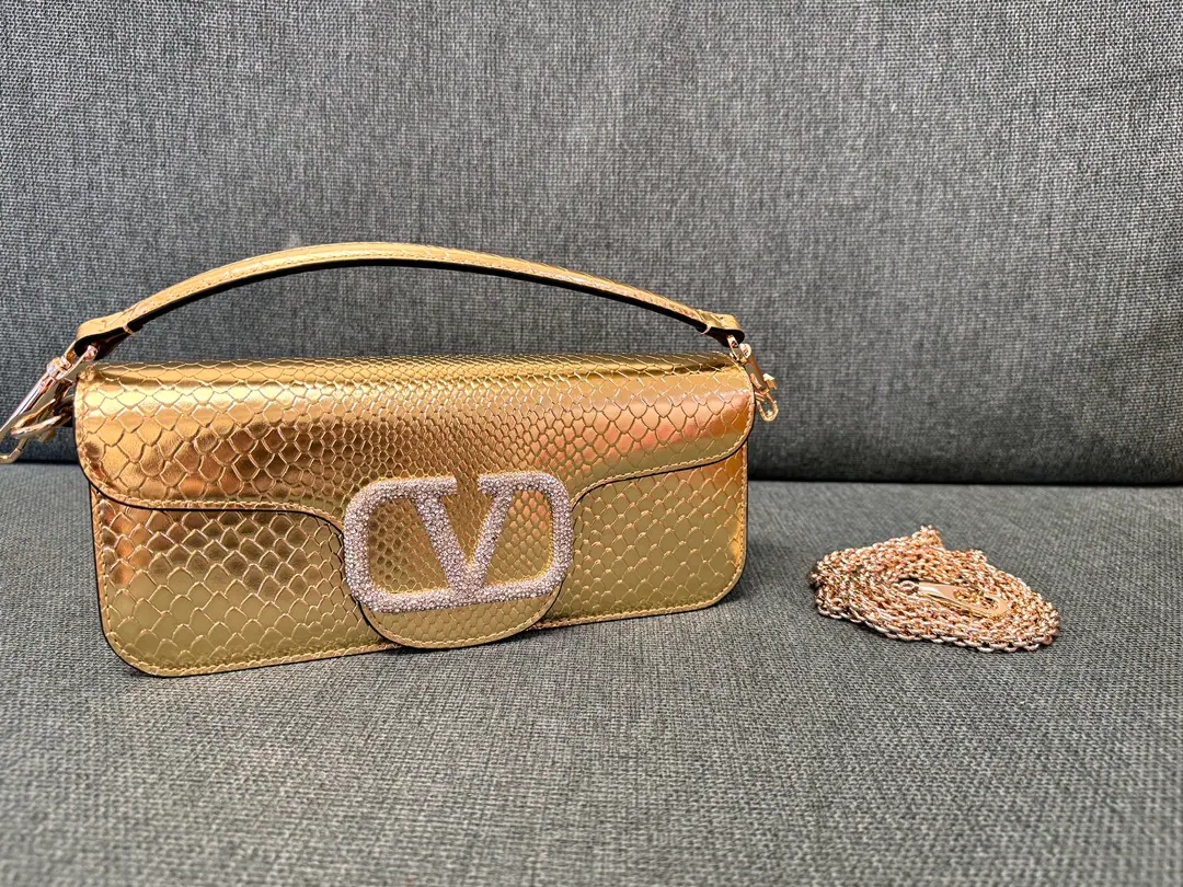 Large. Valentino Garavani MINILOCCow-skin handbag., MetalVLogo SignatureDetails With undreatable lifters and undrewable slide chains, ♪ And I can't bear ♪, Slash or handheld Magnetic button opening Model▪️1133LSnake. Large size:27x13x6cm