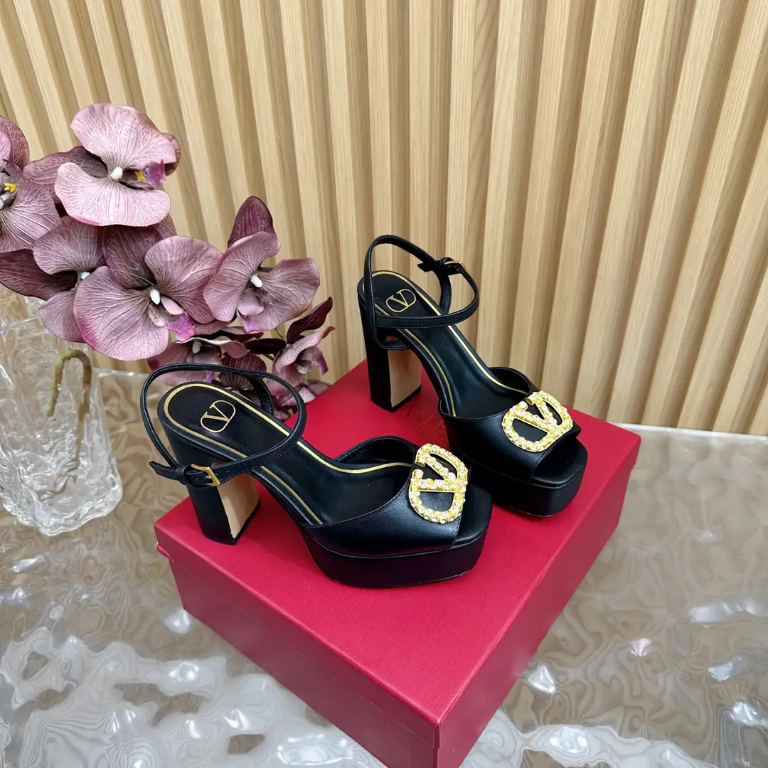 ValentinWarren Tianlian Classic.VHe hates the high heels of the water station.❤️The classic big one.VButton Design Match It shows the way the brand has its own design style. Luxury fashion. Very recognizable. A fine round head. Sidelines are perfect. It's a very pure smell. Little Nob. A woman of honor.‼️ The shoe face is imported into the cow skin. There's a mix of sheep skins inside. Original Open-Fixed Metal Bumper Italian imports of cattle and skin Codes: 35-39（40/41/42Custom）