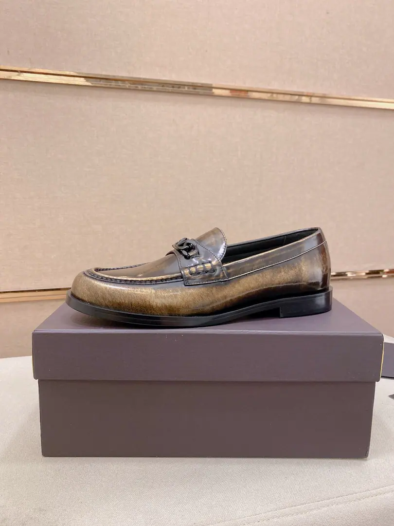 Plant prices: Valentino Valentino. New man.V logoMicrobills, business recreational shoes. This is a De Beerford shoe made of imported leather., It's light., Cool style., Shoe-faced.logoButton, Show me the big card.！The new urban trend between lines is evident.. The shoes are full of roundness., The rubber-floped soles and the triple-breeded leather line are mutually reinforcing.. Very stylish., In the skin of Ben's cow., That's a real leather cushion., MarklogoDecoration, Jane is not lost in the atmosphere., Euro-American Classic Easy Style, The upper foot is perfectly comfortable.. Size: 39-44（38.45.46Make a reservation.）