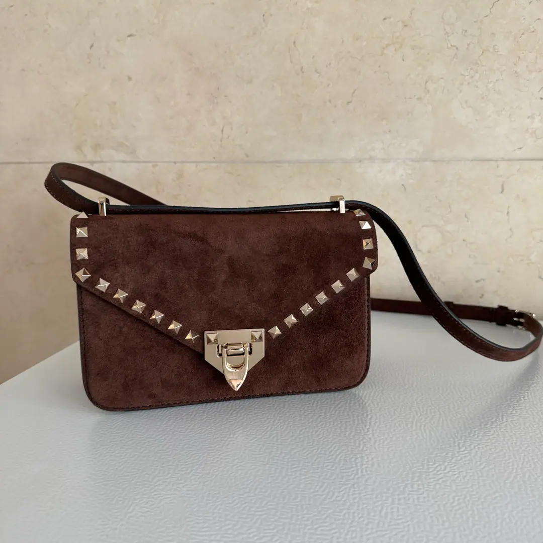 Batch. Pico.🍃 VALENTINO Valentino. Small-sized leather-backed cattle handbag., It's got a nail.. I'm gonna be able to get a slided shoulder belt., This bag can be slashed on the shoulder.. Metal process effect treatment nails and accessories -- Clips. -In the leather lining. There's a single layer inside., Pocket pocket and zipper pocket. -Regable to disassemble leather sundries Rib height(Midpoint to top of the bag vertically):46-51.5centimetres Dimensions:Kuan21.5XHigh15.5XDeep8.5cm Model: 2027 👉