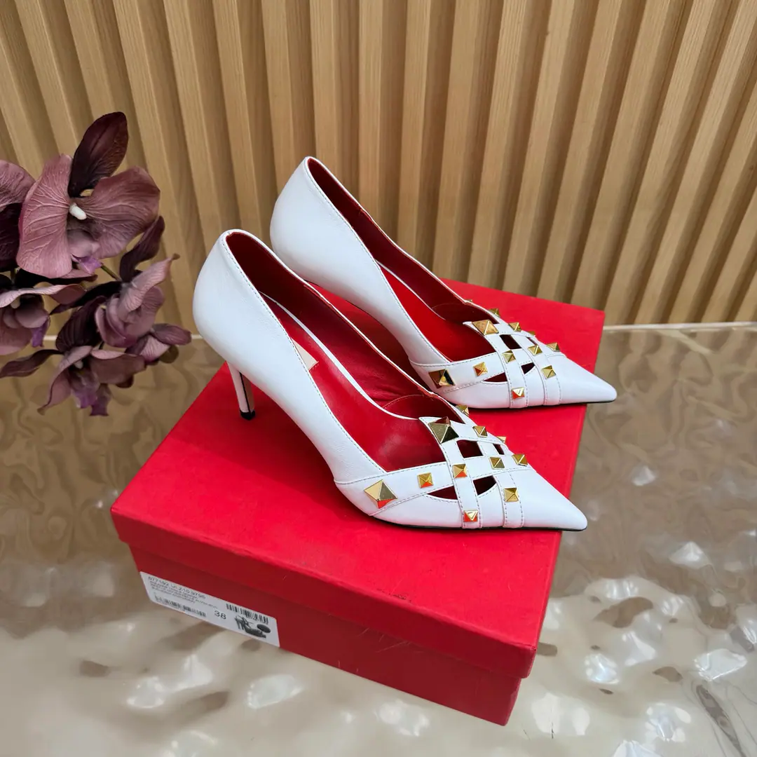 2026♪ Take the stuns and the heels ♪ Valentino High heels💗Loved sandals. A beautiful quality.⚠️ It's a great match., Wear it any season.💜 Valentino is a new fashion charm. To continue the super high and design., I'm a big fan of the world's famous fans. The million fans are showing their love., Best sales at sea and abroad The domestics are out., Top Version Candy color., Every color is beautiful. Shoe.: Bullskins. Uchi.: Import of sheep skin Shoes under the sole.: That's a big one. He's tall.: 9cm Packaging: Full original package Codes: 36One.42Code（40, 41, 42I'm not gonna change.）