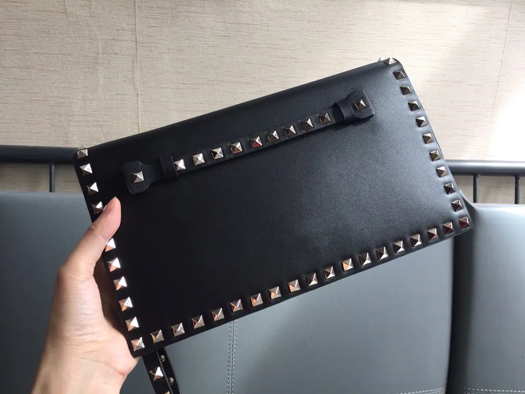 Batch. Gold nails of kernel.【Valentino.🆕🆕】Paragraph: 1318 The classics of the cabinet., It's always good.❤❤❤Valentino Rocksud The superfire bag is a South African beef mix.24kVacuum plating hardware., The high-end stuff is all skin., Attach Counterfeiting Code Dimensions: 28, 16, 5