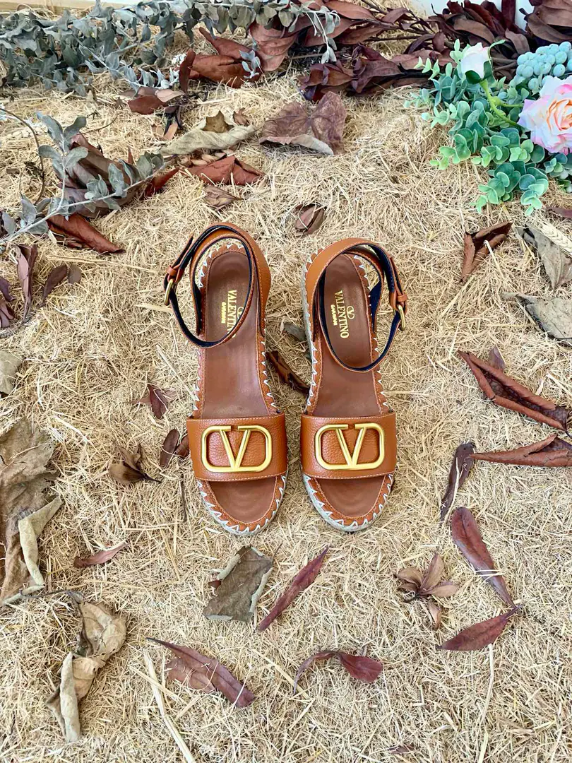Valentino Garavani The stubby strap and sandals. LargeVGold button decorations The ropes are on the slopes and... A twig to adjust the skin belt of the calf. The slopes and the waterproofing stations. Italian manufacture 35-41