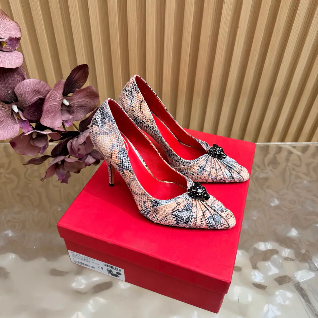 2026♪ Take the stuns and the heels ♪ Valentino High heels💗Loved sandals. A beautiful quality.⚠️ It's a great match., Wear it any season.💜 Valentino is a new fashion charm. To continue the super high and design., I'm a big fan of the world's famous fans. The million fans are showing their love., Best sales at sea and abroad The domestics are out., Top Version Candy color., Every color is beautiful. Shoe.: Bullskins. Uchi.: Import of sheep skin Shoes under the sole.: That's a big one. He's tall.: 10cm Packaging: Full original package Codes: 36One.42Code（40, 41, 42I'm not gonna change.）