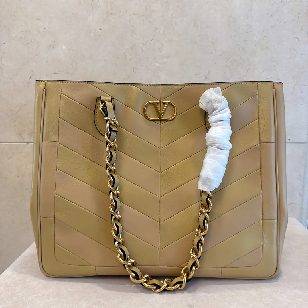 Large. Model:0126 GARAVANI LASEINE Putting the design bag together., It's made of bright and dumb sheep leather. V Font. This bag is made of leather and weeded straps., It's easy to carry.. Antiquated gold process effects treatment accessories The old effect is a repeat brass. VLOGO SIGNATURE Metal Details Magnetic button opening❤️ In the leather line., With a pocket and a zipper pocket. Large size: Kuan 34 X High 29 X Deep 12 centimetres