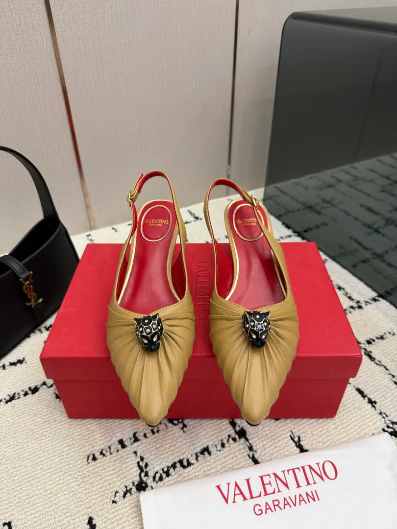 Valentino/Valentino.26WFNew Spill-head heels. The sharp line is a fine contour of the foot. SmallVGold tags for the shoes. Ratio of length length to length ♪ High and smooth every step of grace ♪ Classic red bottom recognition. It's easy to get a teleport. The naked and the black are cool. The upper foot is to be lifted immediately. You're not tired of walking. The fratricidal romance is hidden in detail. Summer shoe cabinets must be treasured. It's a lot of styles and styles. I'm not sure how much I'm gonna get. The classics that never regret starting. Details show the heart of the brand. It's easy to create a sense of excellence that doesn't take much effort. The price of the treasured shoes. I'm gonna be a little more elegant than I thought. The upper foot is white and thin. It's a match for both work and date. Quality and face The Warrens must be a fine one.！ The fabric is custom-made for cattle skin. The inside feet are all sheep's skin. Italian imports are so thick. size: 35-39（40/41Custom）