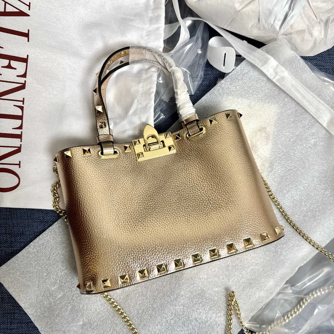 Batch. SmallVTNew little handbag. Model: 8001 Dimensions: 23x15.5x6cm Valentino Garavani Rockstud A small, small, small, small, slanted, little cattle.,The iconic hook-tocking design has been re-explored., The treatment of the nails and the fittings for the metallic process to stop the zipper pulls.: Zipper and hook-buttonable., Dismantled shoulder belts.