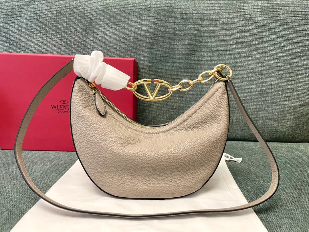 Batch. Get on the new one.: 0003❤️ Moon bag VALENTINO GARAVANI VLOGO MOONA small-size chain leather. HOBOHandbag.. I'm going to be able to get a chain and a disassemble leather shoulder., This bag is slanted and can be carried.. Gold-coloured chains and accessories -Detachable leather straps. -- We're going to pull the chain. Soft sheep liner., It's got a pocket full of a sticker. Dimensions:29x23x11cm