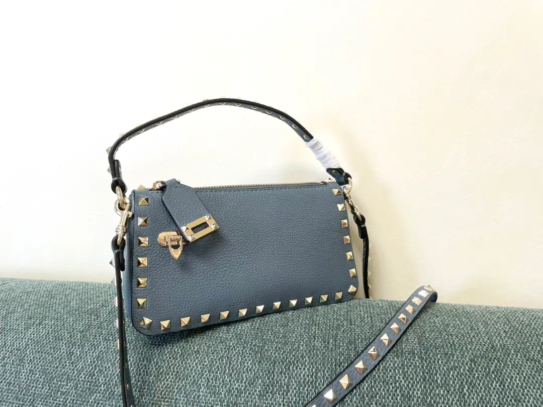 Batch. VTNew little handbag. Model: 5500 Dimensions: 19x13x7cm Valentino Garavani Rockstud A small, small, small, small, slanted, little cattle.,The iconic hook-tocking design has been re-explored., The treatment of the nails and the fittings for the metallic process to stop the zipper pulls.: Zipper and hook-buttonable., Dismantled shoulder belts.