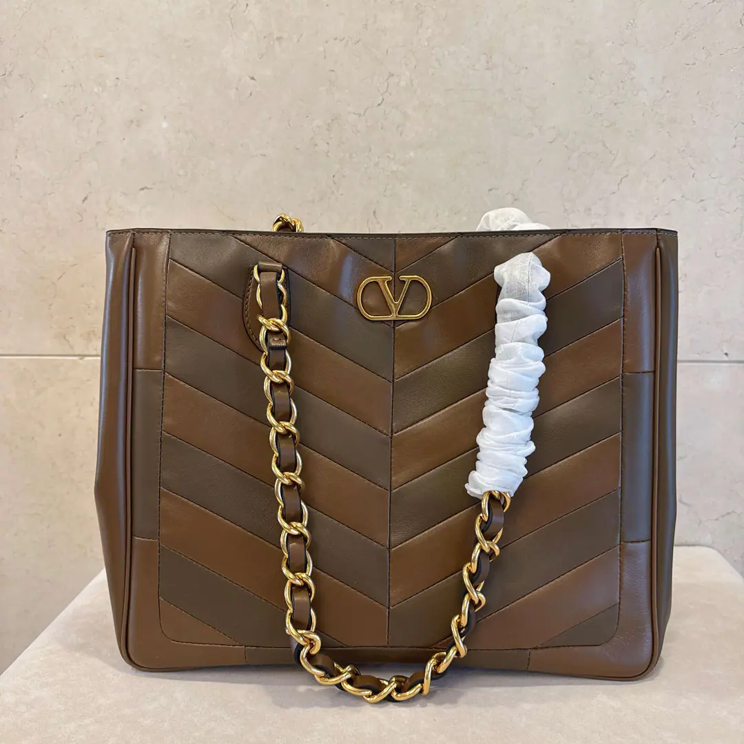 Large. Model:0126 GARAVANI LASEINE Putting the design bag together., It's made of bright and dumb sheep leather. V Font. This bag is made of leather and weeded straps., It's easy to carry.. Antiquated gold process effects treatment accessories The old effect is a repeat brass. VLOGO SIGNATURE Metal Details Magnetic button opening❤️ In the leather line., With a pocket and a zipper pocket. Large size: Kuan 34 X High 29 X Deep 12 centimetres