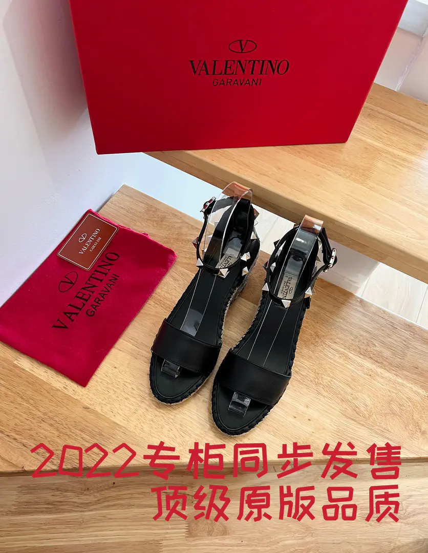 Valentino Garavani Skins of oxen and heel and sandals. Metal-effect process processing nail decoration Special comb-and-coated lined up the slopes and... A twig to adjust the skin belt of the calf. The slopes and the waterproofing stations. Italian manufacture 35-41