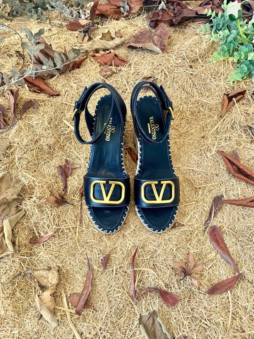 Valentino Garavani The stubby strap and sandals. LargeVGold button decorations The ropes are on the slopes and... A twig to adjust the skin belt of the calf. The slopes and the waterproofing stations. Italian manufacture 35-41