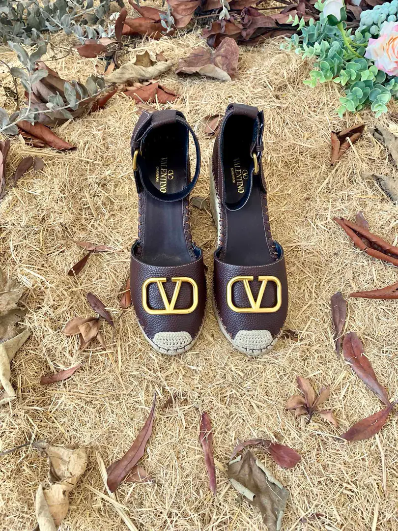 Valentino Garavani A swig of cattle and a strap and a tight-headed sandal. LargeVGold button decorations The ropes are on the slopes and... A twig to adjust the skin belt of the calf. The slopes and the waterproofing stations. Italian manufacture 35-41