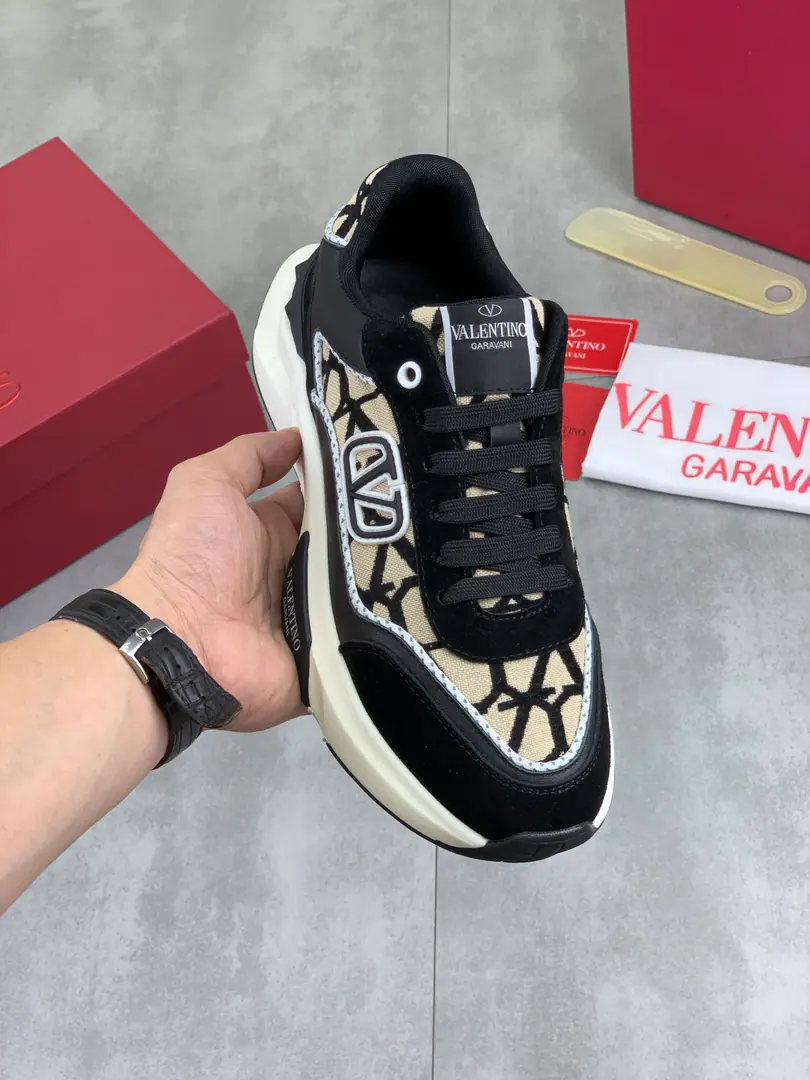 Plant prices Real value Latest ValentinoValentino.VThe new home is a young fashion. Sports shoes It's full of energy. Open-ended age The upper foot is very light and comfortable. Packaging Original procurement development Make the goods. All colors are paired with a pair of eyes. Activate the charming sunshine. Shoes design blends the tide with the everyday shape. The streets are full of feelings. Multi-Current Selection！ Fabulous.: Original Material Collation/Head-decked cow skin. Uchi.: Imported cattle skin/OriginallogoGet some sweat and gas cushions. Otsumi!: TPUThe bubble is a big fat piece of material. Branded plastic shoes. Codes: 38-45 Full package Colours: 3️⃣Colours