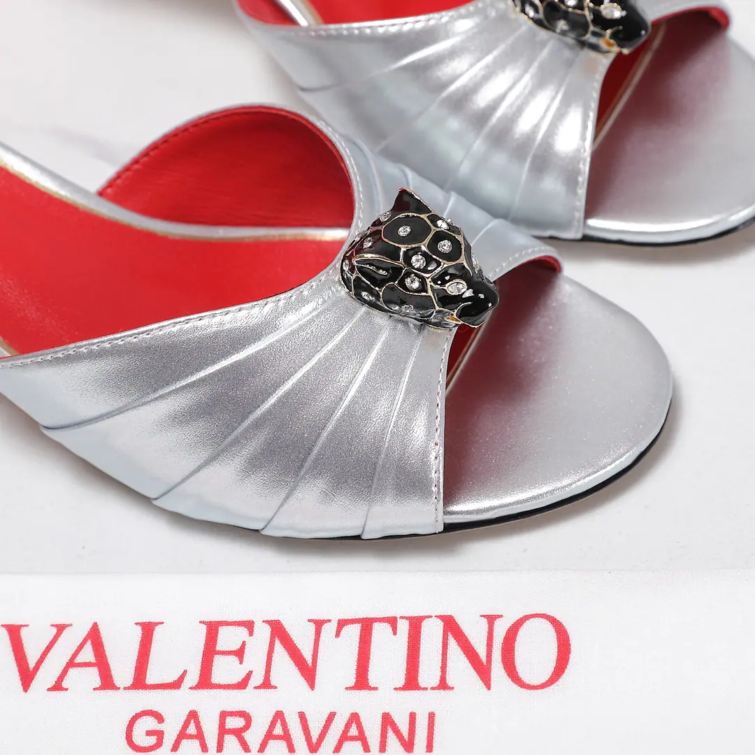 Get out of the factory. 《Unique top version》 VALENTIN*OWarren.*Tin-no!26vsSpring and summer, latest fashion sandal series.…… 【The round head is wrinkled and drowsy.】 Miss Valentino loves Jane and can't resist it., The combinations show a different style of dress., Free to shine.⚡Follow the Eurasia style.！！！ The top-level processors are perfect., You can compare the cabinet with any details., Best-class top-class., You can come in and out of the counter.！！ ❶Fabulous.: Original customized sheep skin/Wrinkle process/Brick. ❷Uchi.: Original customized sheep skin ❸Foot.: Original customized sheep skin ❹Otsumi!: The original custom is really big. ❺He's tall.: 5.5cm ❻Codes: 35-39（40.41.Custom without re-offer） ❼Packaging: Original package ☀Colours: Synchronise update of the network