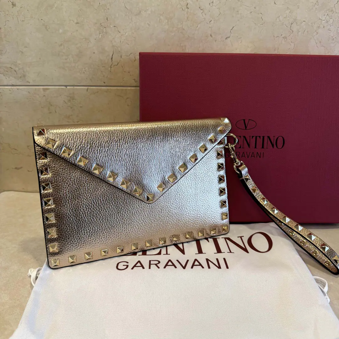 Batch. Rose gold.❤️ valentino Miss Valentino's classic nails were turned over the envelope bag. Cow leather. Dimensions: 22.5x15.5cm Model:1139