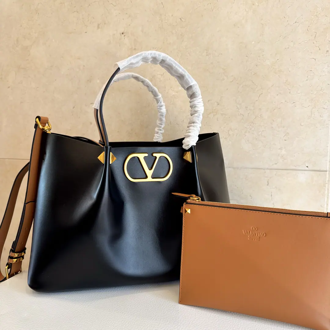 Large. 2026Summer shopping bags.🍃 Model:0099❤️ VLOGO ValentinoValentino. New cattle skin shopping bag., Totbag.toteBags, Garavani Escape Bags., Retro brass reprocessing nails and metal accessories Dimensions: 35✖️25✖️17cm