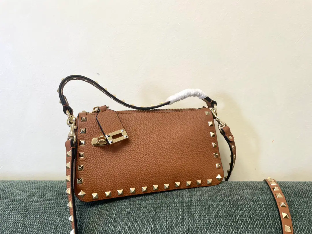 Batch. VTNew little handbag. Model: 5500 Dimensions: 19x13x7cm Valentino Garavani Rockstud A small, small, small, small, slanted, little cattle.,The iconic hook-tocking design has been re-explored., The treatment of the nails and the fittings for the metallic process to stop the zipper pulls.: Zipper and hook-buttonable., Dismantled shoulder belts.