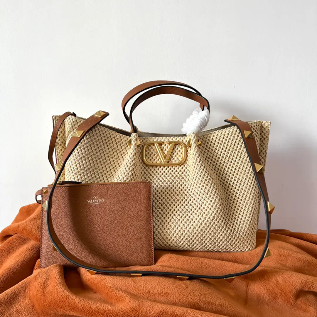 Batch. ValentinoSpring Chattot Packet Series～ Tot bag made of natural Rafis., The interwoven void creates a clear sense of quality., A brown leather handle., Shoulder belt and zipper bag Summer inflammation., It's a package.～ Dimensions: 35✖️25✖️17cm Paragraph: 22003L
