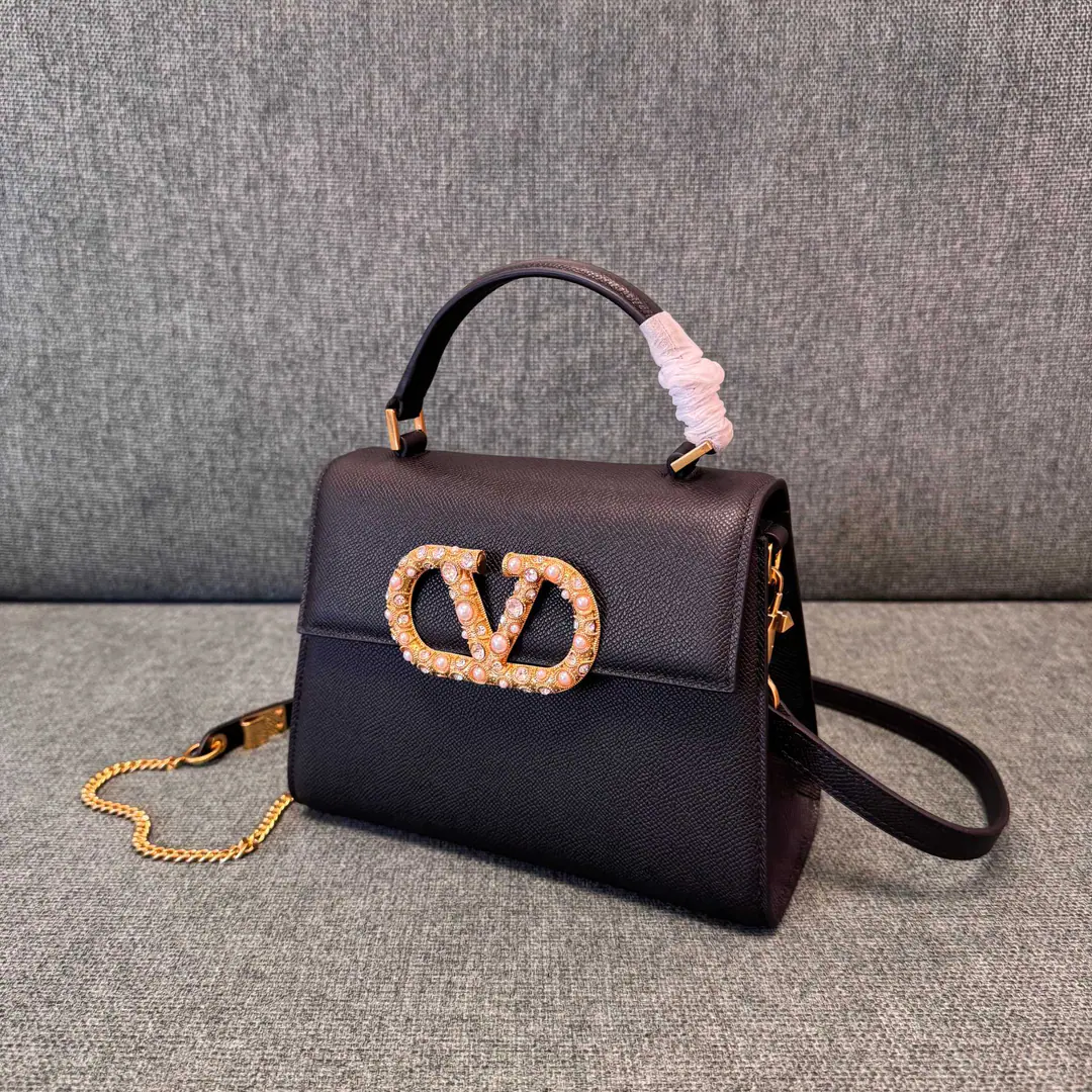 Batch. Pearls are black. 🆕Model0531 Valentino Garavani VSLING |Valentino.|💼 The match can extend the strap and handle., ♪ Shoulder ♪, Slash and handheld switch like a man.. Metal fittings magnetate cutter, Matching markerslogo Reconciling leather shoulder belts, Cover your feet., Napa leather liner.. Internal: 2 A partition., - Puncture. 1 A zipper pocket and... 1 A flat open bag. Mini-size.: 22x16x9cm
