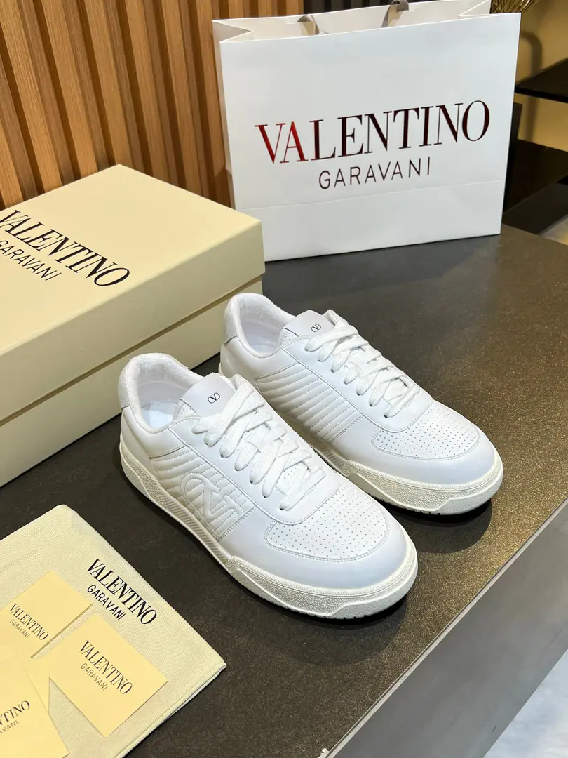 Minoru.🎤🎤VLTNWarren. 𝑶𝒏𝒆𝑺𝒕𝒖𝒅 valentinoCouples' sneakers. 2025New couple sneakers. Fires are on sale.. OriginalZPReload and Dismantlement. Repeatedly retweets. The strength is one-to-one.！Top luxury. The logo willows. Soft and cozy. It brings a quality of excellence and grace. And the wonderful comfort of the upper foot. Original Configuration Full Packaging Codes: 35-46